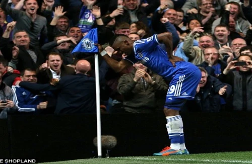 Trả đũa nghi vấn gian lận tuổi, Eto’o ăn mừng kiểu “ông già”