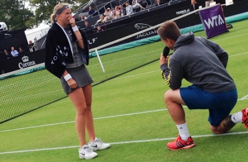 Màn cầu hôn lãng mạn trên sân tennis làm sôi sục cư dân mạng