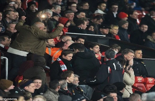 Fan M.U công kích David Moyes trên khán đài