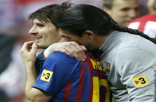 Bội ước với Messi, Barca “tống” Pinto ra đường