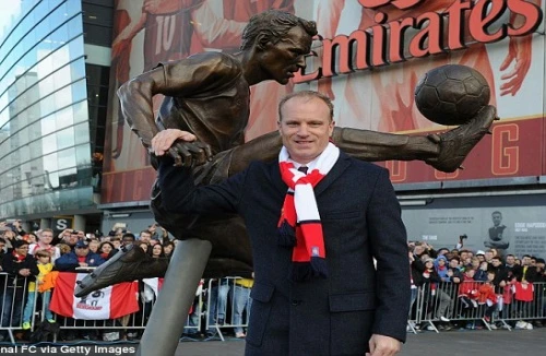 Dennis Bergkamp úp mở ý định kế vị Wenger dẫn dắt Arsenal