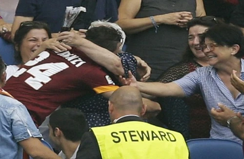 Xúc động cầu thủ bất chấp “lĩnh” thẻ để lên khán đài…ôm hôn bà nội