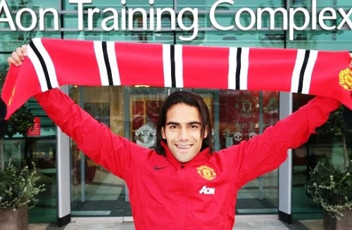 Sốc: “Bom tấn” hè của M.U dính nghi án gian lận tuổi?