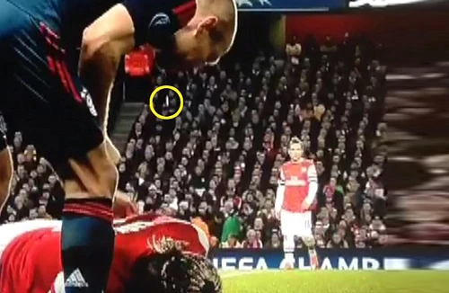 Robben phản pháo vụ nhổ nước bọt vào mặt Sagna