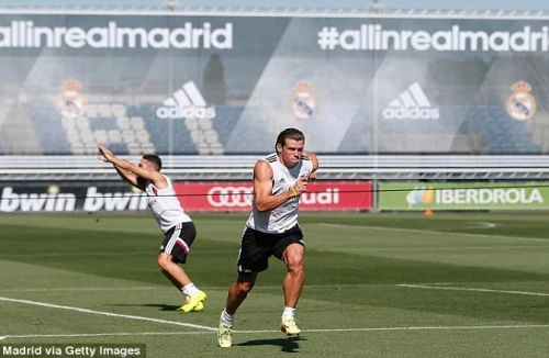 Ngắm Rô “điệu” khoe đùi, Bale đọ bụng 6 múi trên sân tập