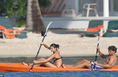 "Bơ" Indian Wells, Rafael Nadal mải mê đưa bồ đi tắm biển ở Mexico 