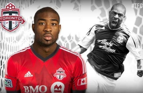 Hài hước pha sút giày tung lưới đối phương ở giải MLS