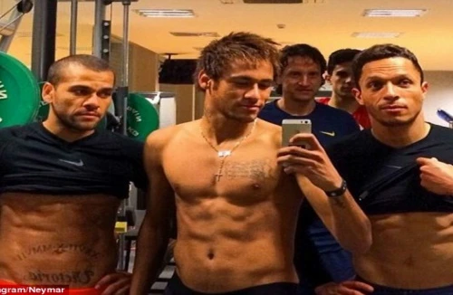 Neymar cởi trần “khoe” bụng “6 múi”