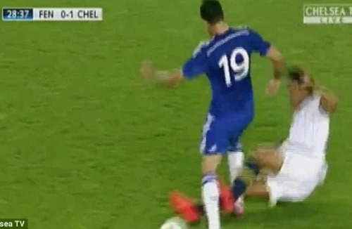 Cận cảnh pha tắc bóng ghê rợn nhắm vào tân binh đắt giá của Chelsea