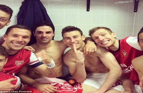 “Bay” răng cửa, Mikel Arteta lặng nhìn đồng đội “khoe” răng