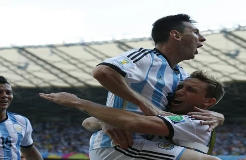 Lóe sáng phút bù giờ, Messi đưa Argentina vào vòng 16 đội