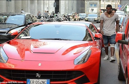 Balotelli nhờ bồ “khoe” bộ sưu tập “xế” khủng