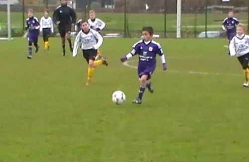 Choáng với tài năng của thần đồng 9 tuổi được ví như Maradona và Messi