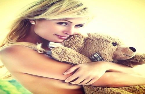 “Tình 1 đêm” của CR7 lấp ló ngực đầy bên gấu bông