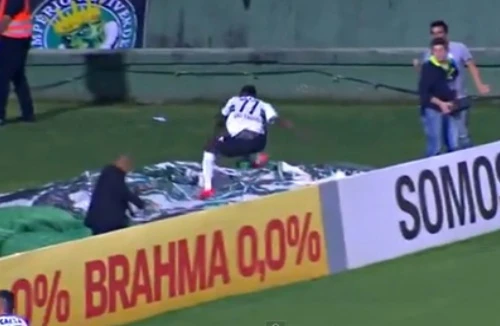 Hài hước: Cầu thủ đột ngột mất tích khi ăn mừng bàn thắng 