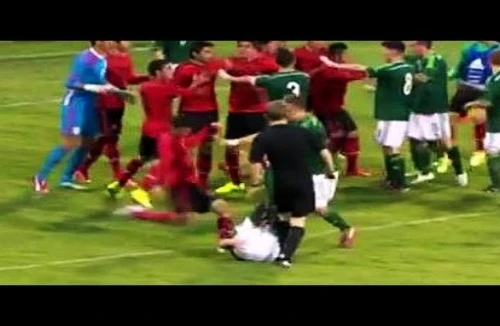 Bạo lực kinh hoàng trên sân cỏ giải thanh thiếu niên quốc tế