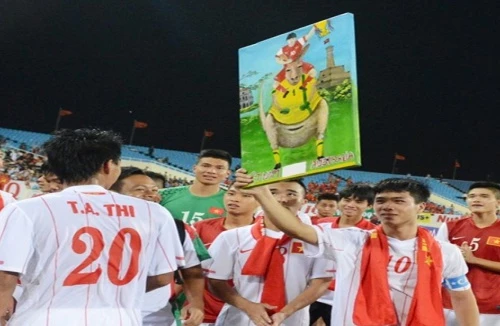 Công Phượng và món quà gây “bão mạng”