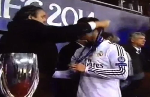 Rô “điệu” lém lỉnh định “cuỗm” kỷ niệm chương của UEFA