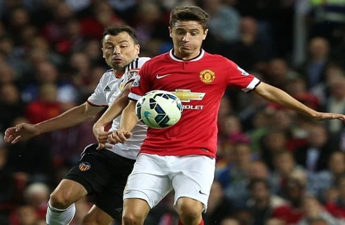 Ấn tượng “Paul Scholes mới” nhảy múa trong vòng vây 3 cầu thủ đối phương