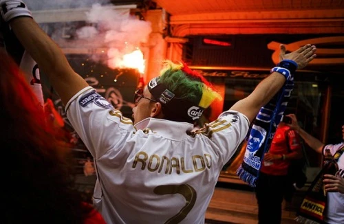 Chùm ảnh: Fan Real và Atletico khuấy động Lisbon