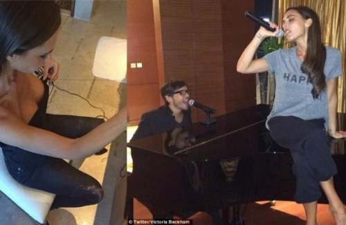 Mải mê hát, Victoria Beckham vô tình "khoe" vòng 1 căng tròn
