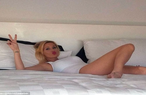 Vẻ đẹp mê hồn của siêu mẫu Natalie Weber, người “đánh cắp” trái tim Zarate