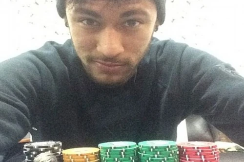 Không đá bóng, Neymar thành “thánh bài”