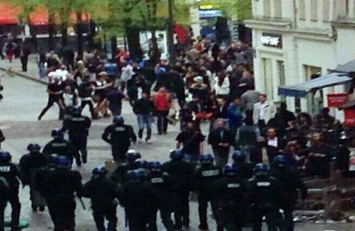 Thủ đô Paris hoang tàn sau khi bị càn quét bởi “cơn lốc” hooligan