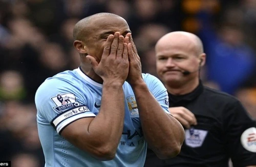 Bị đuổi sau 10 phút, đội trưởng Man City “phá” sân đối phương