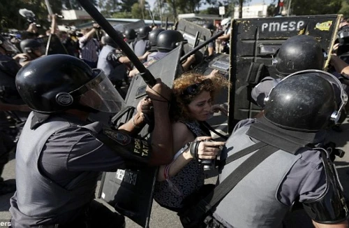 Sốc: Bạo loạn trên đường phố Brazil vì phản đối World Cup