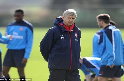 HLV Wenger họp khẩn cùng các học trò sau thảm bại trước Chelsea