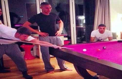 Sao Arsenal xả hơi trước thềm đại chiến với Chelsea