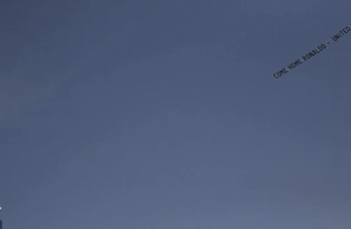 Fan M.U lại chơi sang, thuê máy bay “tỏ tình” cùng CR7 