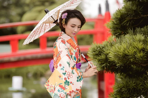 Hoa hậu Ngọc Diễm duyên dáng trong trang phục Kimono