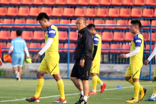 [ẢNH] Thầy Park trầm ngâm trong buổi tập đầu tại Thái Lan