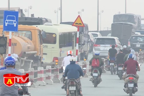 Giao thông qua cầu Thanh Trì cải thiện rõ rệt sau khi tách riêng làn ô tô và xe máy