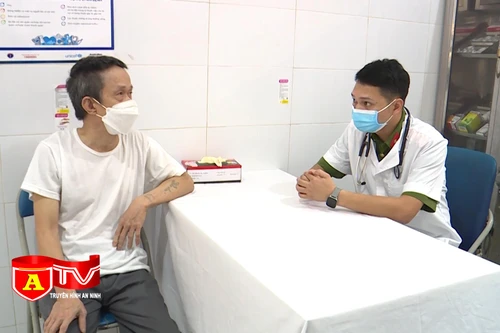 Những thầy thuốc tận tụy chăm sóc người bệnh "mang áo số"