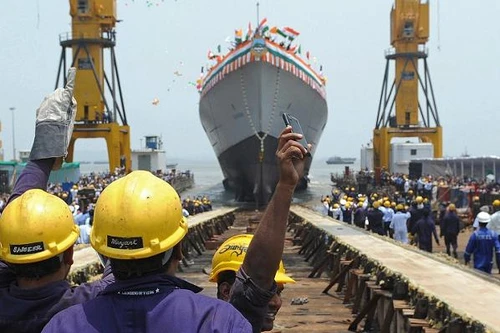 Ấn Độ hạ thuỷ tàu khu trục mang tên lửa nội địa lớn nhất