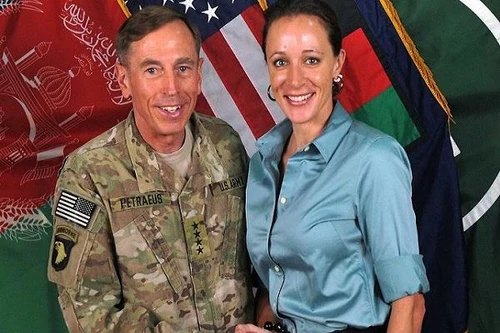 Để lộ tài liệu mật cho bạn gái, cựu giám đốc CIA bị kết án tù