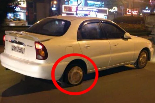 Ô tô đi bằng vành lao vun vút trên phố Hà Nội