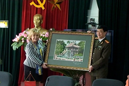 Đoàn đại biểu cấp cao Vương quốc Thụy Điển thăm CAQ Long Biên. 