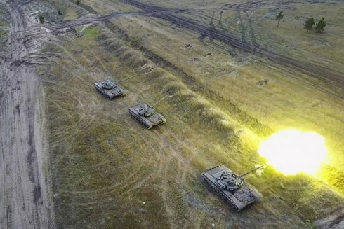 [ẢNH] Ly khai miền Đông Ukraine học tập chiến thuật sử dụng xe tăng của Syria