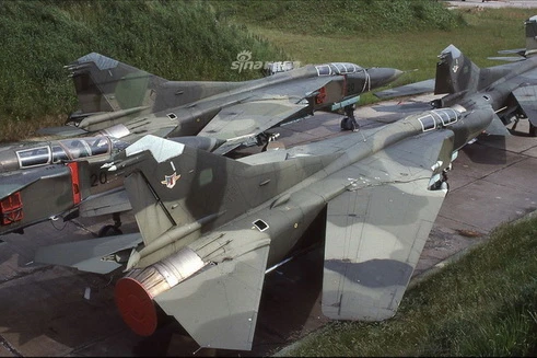 [ẢNH] "Tiếc đứt ruột" dàn chiến đấu cơ MiG-23 bị bỏ hoang của CHDC Đức