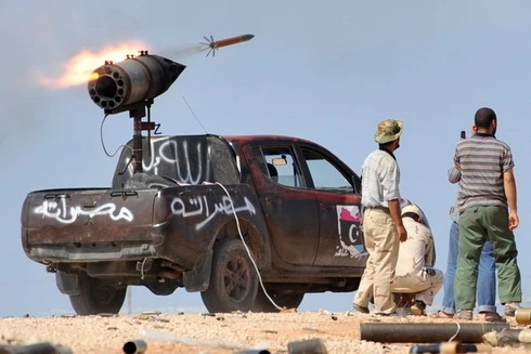 [ẢNH] Nga học tập phiến quân Lybia chế tạo tổ hợp pháo phản lực trên xe bán tải