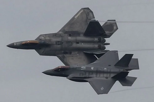 [ẢNH] Vì sao Mỹ lại che giấu kết quả đối kháng giữa F-22 và F-35?