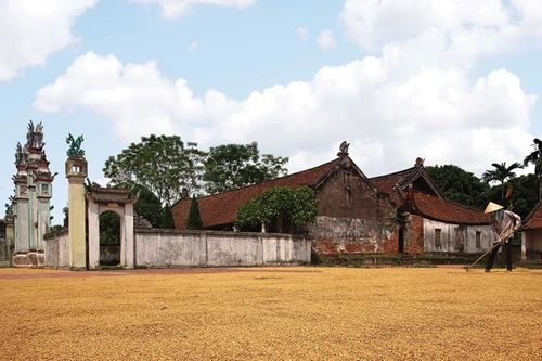 Giữ đình làng bằng... Facebook