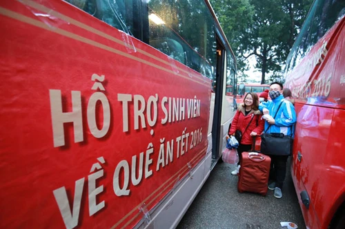 Đưa sinh viên về quê đón Tết 