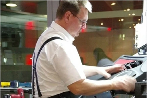 Đứng không sợ mỏi chân