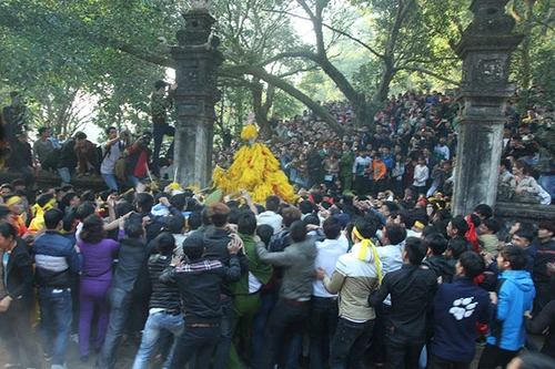 Mùa lễ hội mở đầu êm ả