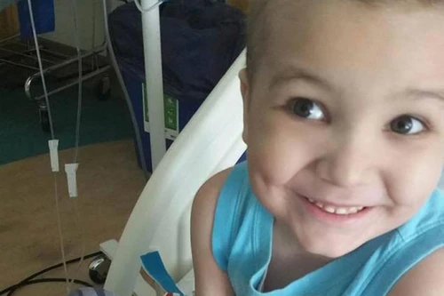 Bé trai 5 tuổi bị máu trắng cầu hôn y tá